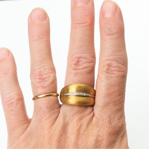 14K yellow gold band ring matte brush look center row diamonds 8.5